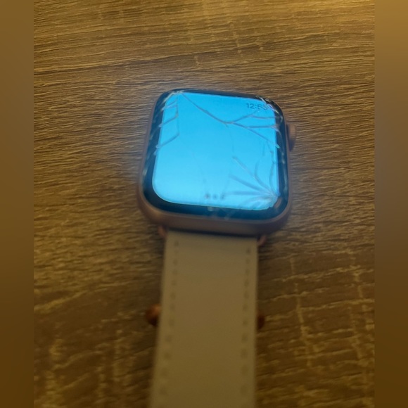 Apple Watch Series 4 Rose Gold- works perfect with cracked screen - Picture 2 of 3